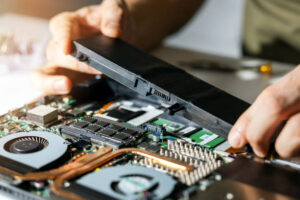 Laptop Battery Replacement Service in Doha, Qatar – Clever Computer